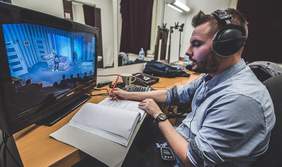 Pokaż zdjęcie: Lektor podczas spektaklu z audiodeskrypcją 