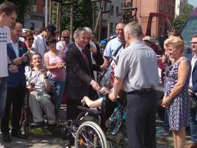 Pokaż zdjęcie: Dyrekto Śląskiego Oddziału  Jan Wroński odbiera podziękowanie 