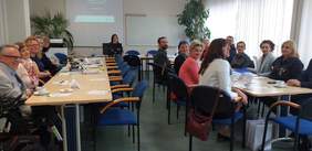 Pokaż zdjęcie: Eksperci siedzący przy stołach dyskutowali o dostępności urzędów