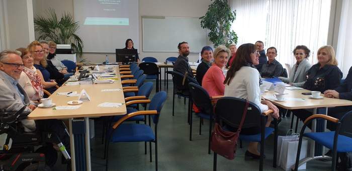 Pokaż zdjęcie: Eksperci siedzący przy stołach dyskutowali o dostępności urzędów