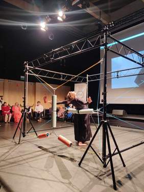 Pokaż zdjęcie: Tancerze teatru TRUE wykorzystują Maszynę Idiosensoryczną w swoich etiudach