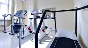 Pokaż zdjęcie: na zdjęciu: sprzęt rehabilitacyjny przeznaczony do rehabilitacji osób z niepełnosprawnościami