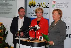 Pokaż zdjęcie: Od lewej: dr hab.inż Mariusz Cygnar, prof. nadzw., Rektor PWSZ, Wiceminister Józefa Szczurek-Żelazko oraz dyrektor Marta Mordarska