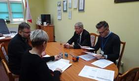 Pokaż zdjęcie: podpisanie umowy w dniu 14.02.br.  przez pełnomocników Funduszu Władysława Skwarki i Jarosława Madaja oraz współwłaściciela firmy HEMPIS Mariusza Pietrzaka