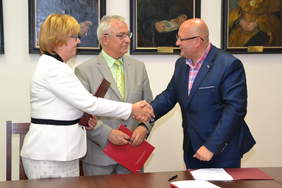 Pokaż zdjęcie: od lewej: Marta Mordarska, Dyrektor Oddziału Małopolskiego PFRON, Rektor – prof. dr hab. Włodzimierz Sady oraz Jan Puchała – Starosta Powiatu Limanowskiego 