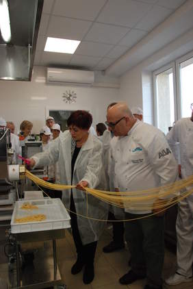 Pokaż zdjęcie: Uroczyste przecięcie "wstęgi" przez p.o. dyrektora Oddziału Podlaskiego PFRON Grażynę Bogdańską.