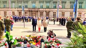 Pokaż zdjęcie: Złożenie kwiatów 