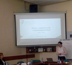 Pokaż zdjęcie: Wystąpienie specjalisty z Oddziału Wielkopolskiego PFRON