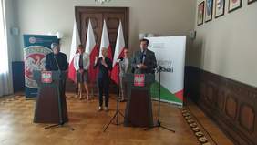 Pokaż zdjęcie: na zdjęciu od prawej: Tobiasz Bocheński Wojewoda Łódzki,  Anetta Chlebicka Dyrektor Wydziału UŁ, Marta Krynicka  Tłumaczka JM, Agnieszka Niedźwiedzka Prezes TPN oraz Władysław Skwarka Dyrektor O. Łódzkiego