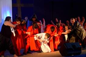 Pokaż zdjęcie: przedstawienie artystyczne uczestników 