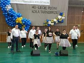 występ wokalno-taneczny kilkunastu osób