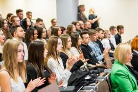 Studenci siedzą na widown ipodczas uroczystej inauguracji 