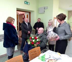 Gratulacje i podziękowania, składane dla i przez Panią Aleksandrę Gierej - Dyrktor K-P Oddziału Pfron i podopiecznego Domu Pomocy Społecznej w Zakrzewie