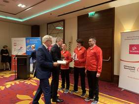 Pokaż zdjęcie: Krzysztof Michałkiewicz, Pełnomocnik Rządu ds. Osób Niepełnosprawnych wraz z Tomaszem Dąbrowskim – członkiem Zarządu PP SA wręczają nominacje olimpijskie 