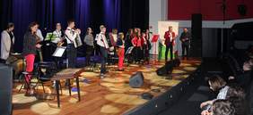 Pokaż zdjęcie: Jerzy Dębski Dyrektor Oddziału Lubelskiego PFRON, ks. Paweł Bartoszewski Dyrektor ŚDS Misericordia, Kapela Turobińska