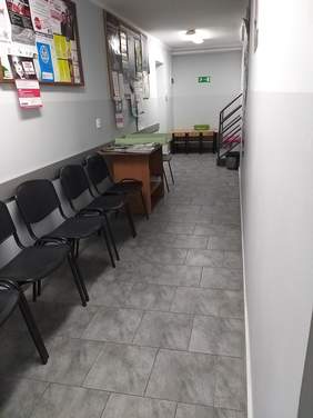 Pokaż zdjęcie: Oględziny ciągów komunikacyjnych w PCPR w Prudniku przeprowadzane przez eksperta BHP i konsultantów Punktu Kontaktowego PFRON