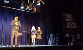 Pokaż zdjęcie: Na scenie Centrum Kultury w Giżycku przemawia dyrektor Oddziału PFRON Mateusz Szkaradziński