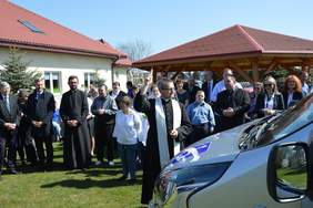 Pokaż zdjęcie: oficjalne przekazanie auta dla podopiecznych placówki