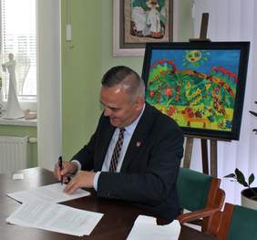 Pokaż zdjęcie: Starosta Bialski Mariusz Filipiuk podpisuje umowę