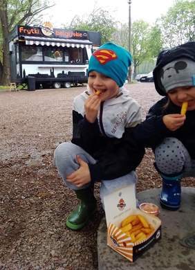 Pokaż zdjęcie: Mali klienci po otwarciu food trucka