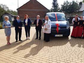 Pokaż zdjęcie: uroczystość przekazania busa 