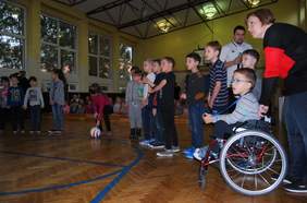 Pokaż zdjęcie: Krakowscy piłkarze z klubu Tyniecka Nie Widzę Przeszkód odwiedzili dzieci i młodzież w Szkole Podstawowej z Oddziałami Integracyjnymi nr 12 im. Janusza Korczaka w Krakowie