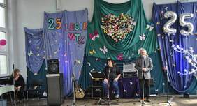 Pokaż zdjęcie: przemówienia zaproszonych gości i występy artystyczne