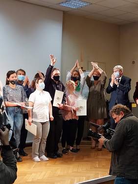 Pokaż zdjęcie: scena na której stoją osoby i klaszczą w rytm muzyki 