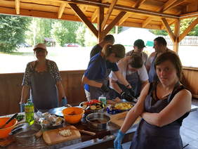 Pokaż zdjęcie: Uczestnicy spotkania w Radawie w ramach "Zajęć klubowych w WTZ"