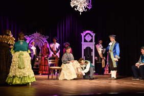 Na scenie aktorzy amatorzy w przedstawieniu "Kopciuszek"