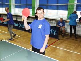 Uśmiechnięty uczestnik turnieju przy stole 