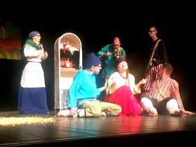 Artyści na scenie, podczas wystawiania sztuki