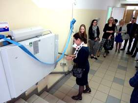 Pokaż zdjęcie: Oddanie do użytku platformy przyschodowej dofinansowanej ze środków PFRON dla Szkoły Podstawowej w Wyszynie