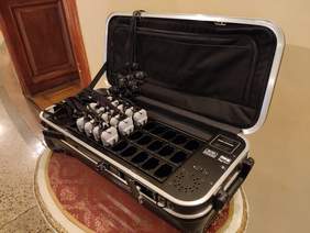 Pokaż zdjęcie: Urządzenia umożliwiające korzystanie z audiodeskrypcji spektaklu "Kwiat Paproci"