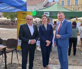 Pokaż zdjęcie: Od lewej -  Andrzej Michalski dyrektor Oddziału Świętokrzyskiego PFRON Magdalena Karwat-Karasińska dyrektor Powiatowego Urzędu Pracy w Kielcach i dyrektor Miejskiego Urzędu Pracy w Kielcach Artur  Kudzia