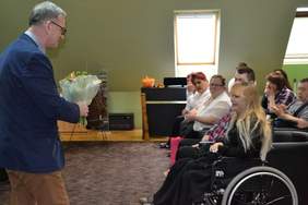 Pokaż zdjęcie: Podziękowanie dla przewodniczącej komisji Urszuli Dudko