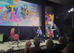 Pokaż zdjęcie: Na scenie Łukasz Krasoń w trakcie kilkuminutowego przemówienia i podsumowania festiwalu