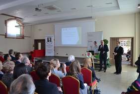 Pokaż zdjęcie: Przywitanie gości przez przewodniczącego Zarządu Koła PSONI w Ostródzie Mieczysława Kowalczyka oraz p.o. Dyrektora Warmińsko-Mazurskiego Oddziału PFRON Janusza Surmacza  