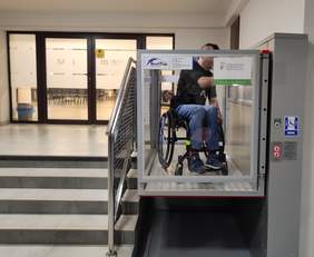 Pokaż zdjęcie: Platformę przetestował jeżdżący na wózku Krzysztof Korpik wyróżniony w konkursie „Świętokrzyscy Burzyciele Barier” 