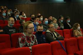 Pokaż zdjęcie: Publiczność siedząca na pochyłej widowni to m.in. osoby niepełnosprawne