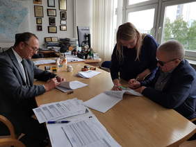 Osoby podpisujące umowę w siedzibie Oddziału: Małgorzata Przyboś i Ryszard Cebula z Okręgu Podkrapackiego PZN i Maciej Szymański Dyrektor Oddziału Podkarpackiego PFRON 