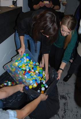 Pokaż zdjęcie: Firma przekazuje "Tęczy" nakrętki