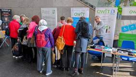 Pokaż zdjęcie: Tłum seniorów zainteresowany stoiskami informacyjnymi PFRON i OWiT