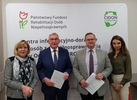 Pokaż zdjęcie: od lewej: Dyrektor Oddziału Marta Mordarska, Andrzej Potępa, starosta brzeski, wicestarosta Maciej Podobiński oraz pracownik Oddziału Aleksandra Gruszka podczas podpisywania umowy o realizację programu Rehabilitacja 25 plus