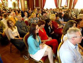 Widownia, zgromadzona na uroczystości, podziwia przedstawienie