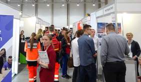 Pokaż zdjęcie: wystawcy i uczestnicy Akadamickich Targów Pracy 2018