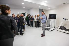 Pokaż zdjęcie: Uczestnicy uroczystości otwarcia Centrum Rehabilitacji. Prezentacja sprzętu rehabilitacyjnego