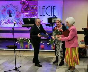 Dyrektor Oddziału Świętokrzyskiego PFRON Andrzej Michalski składa gratulacje przedstawicielkom Klubu Amazonek