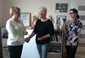 Pokaż zdjęcie: Zawarcie umowy z GOK w Sękowej. Od lewej: dyrektor Marta Mordarska, Iwona Tumidajewicz - dyrektor GOK oraz Jolanta Jabłczyk - p.o. głównego księgowego GOK