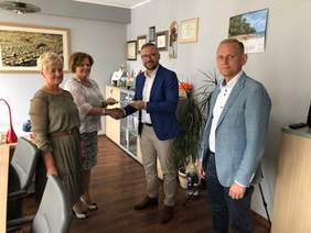 Pokaż zdjęcie: Pani Barbara Małecka - Skarbnik Powiatu Rypińskiego, Pani Aleksandra Gierej - Dyrektor Oddziału Kujawsko-Pomorskiego PFRON, Pan Jarosław Sochajski - Starosta Rypiński, Pan Paweł Sobierajski-Członek Zarządu Powiatu Rypińskiego zawierają umowę